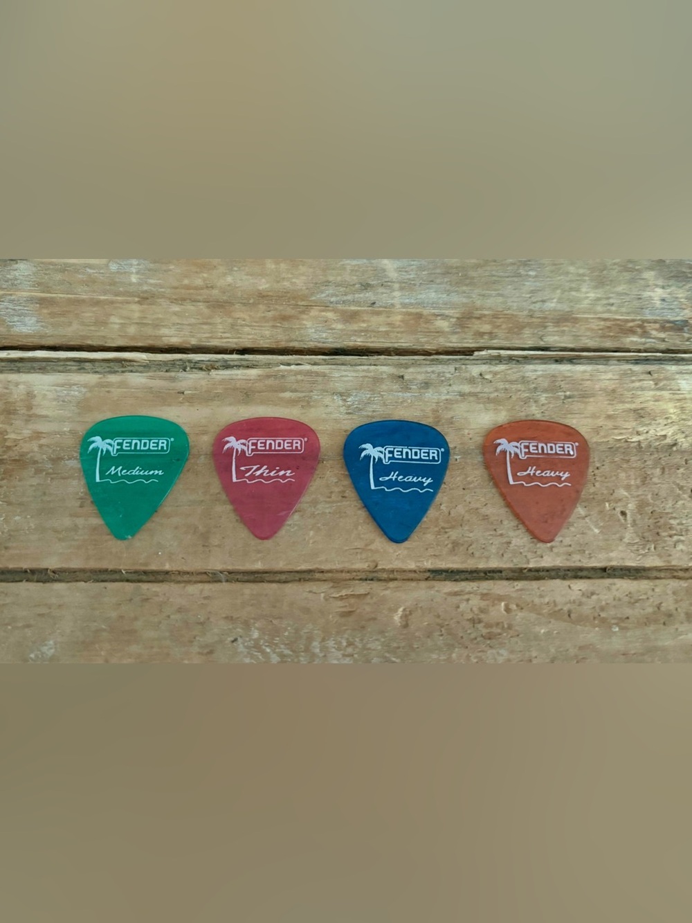 4 FENDER GUITAR PICKS - CALIFORNIA CLEAR 351 TYPE THIN, MEDIUM,HEAVY